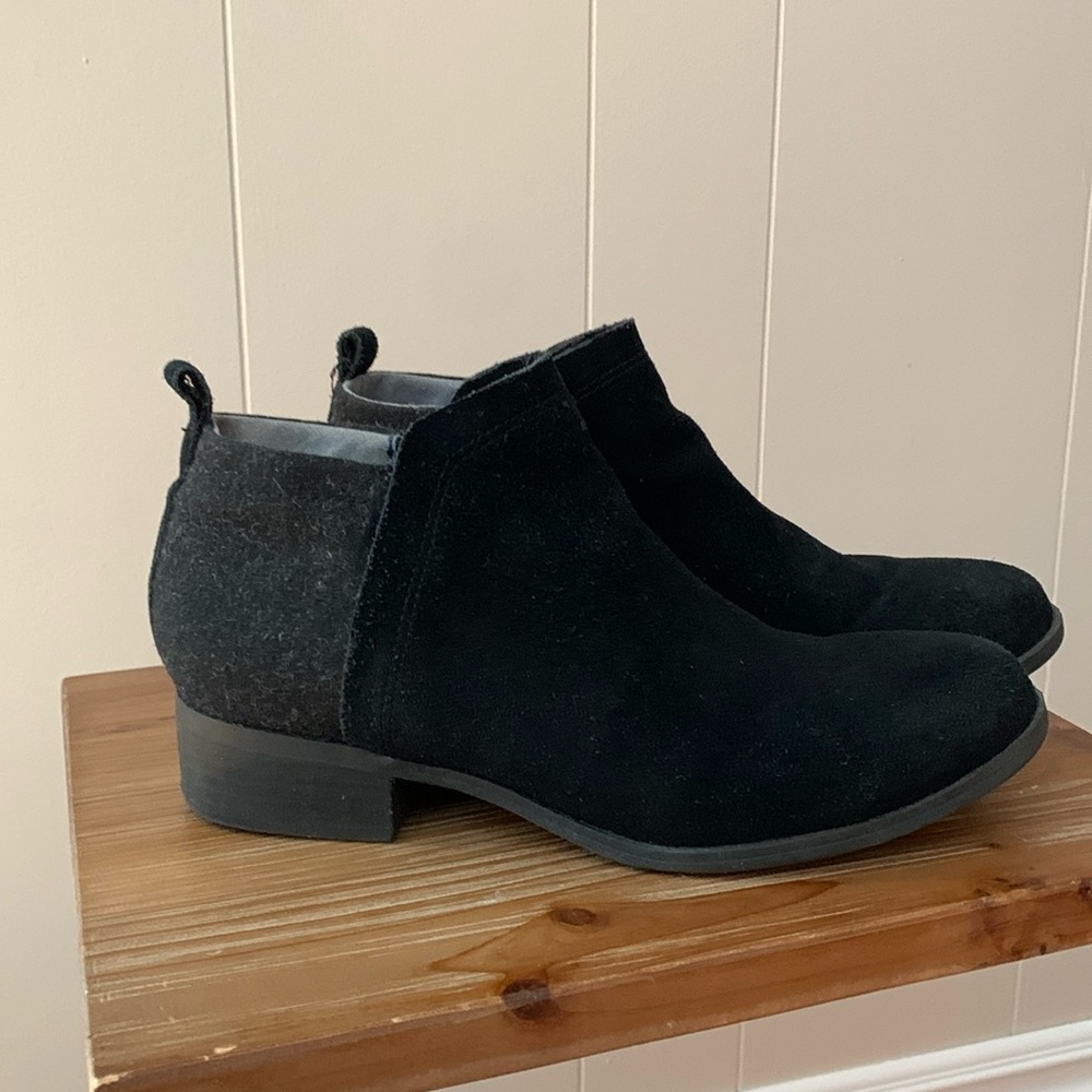 Tom’s low boot in a black leather/textile blend side zip, size 7.5